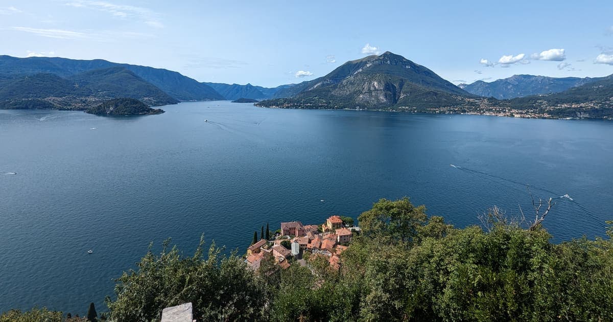 Výhľad na Varennu a jazero Como z hradu Castello di Vezio