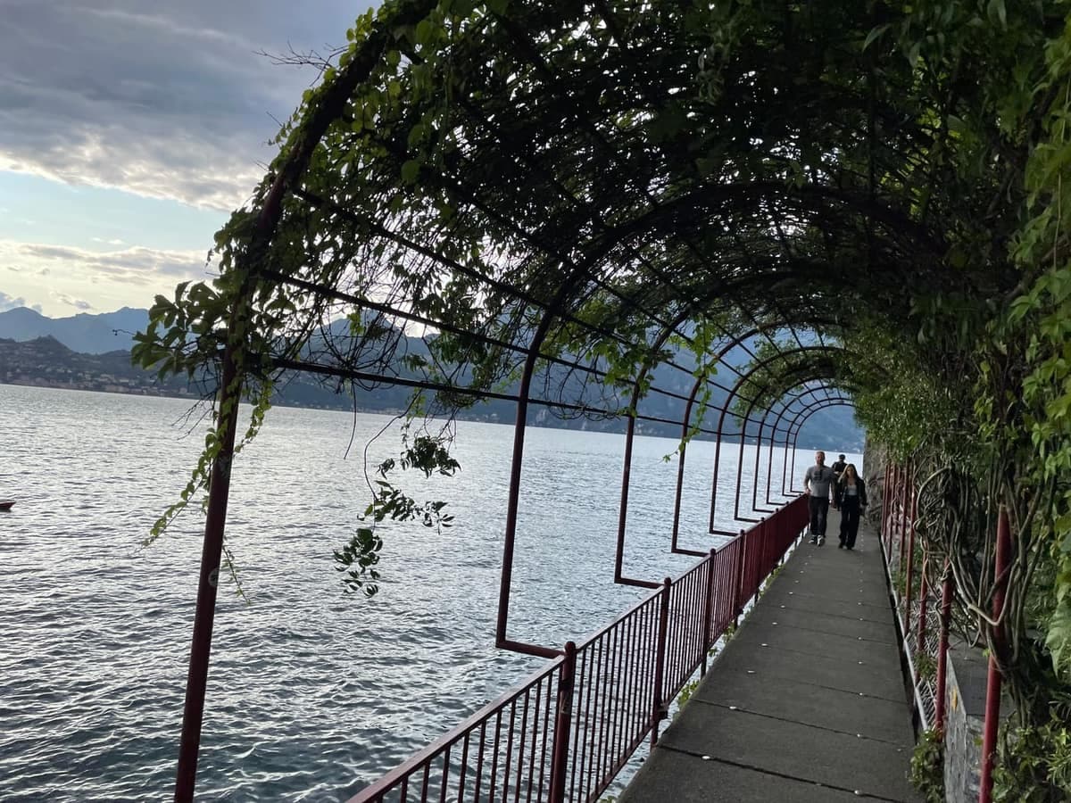 Passeggiata degli Innamorati – pobrežná lávka vo Varenne s výhľadom na farebné domy