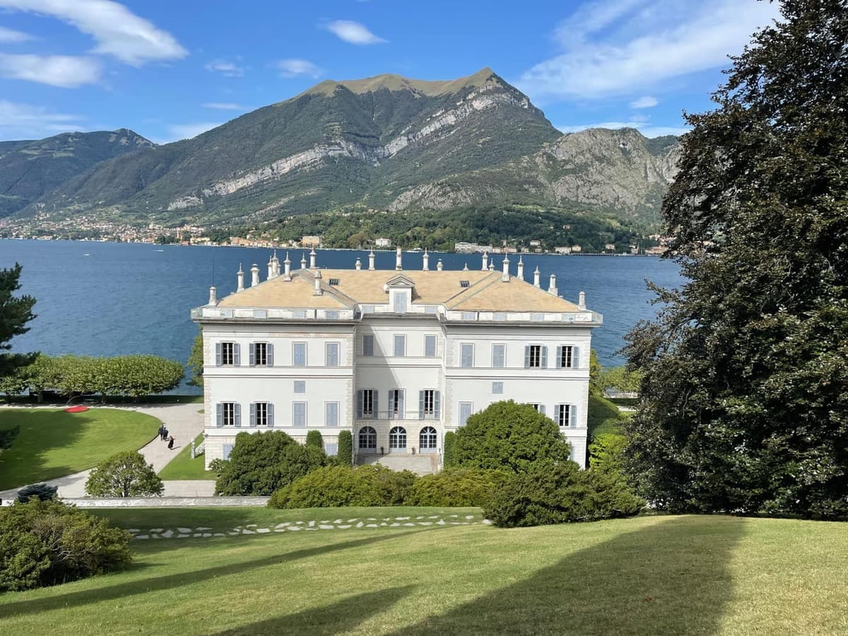 Villa Melzi s horami nad jazerom Como v pozadí