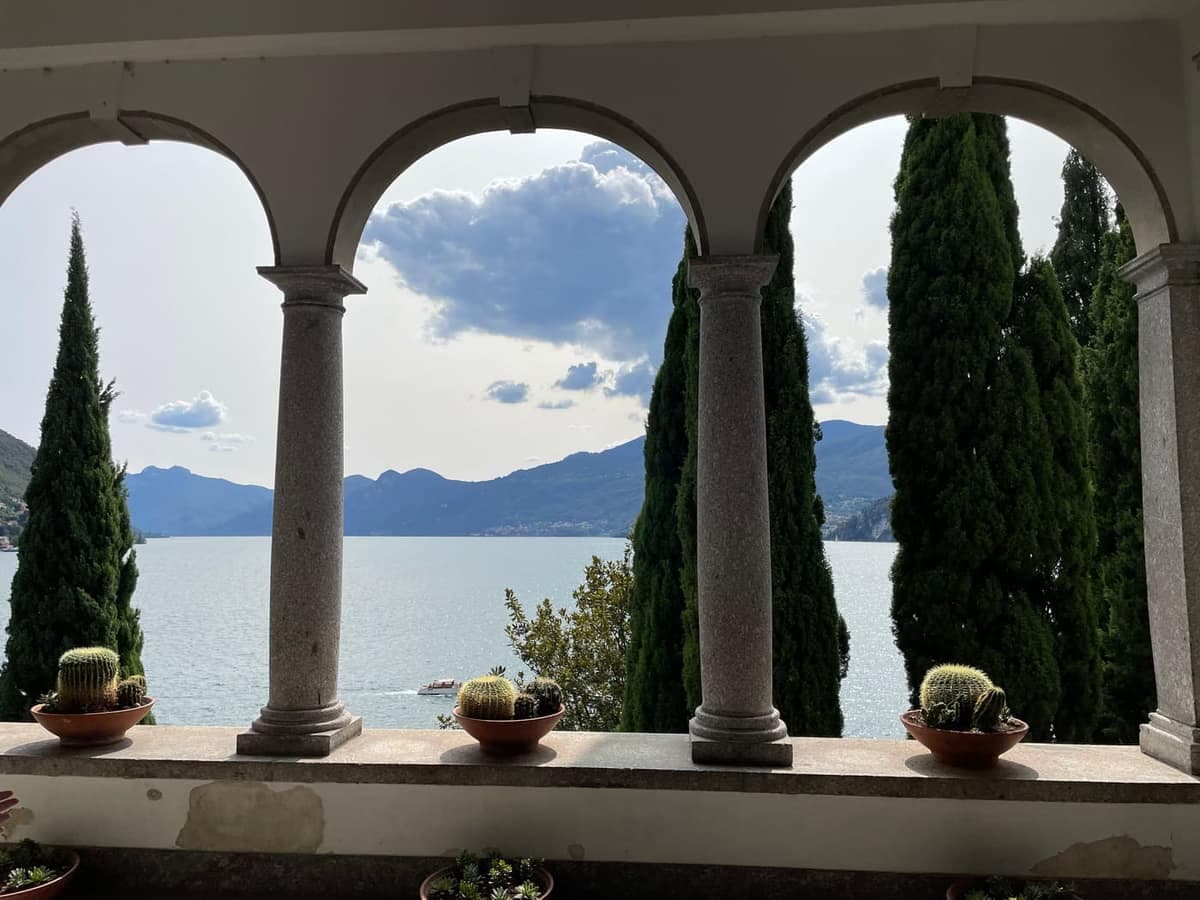 Arkády Villy Monastero s výhľadom na jazero Como a cyprusy