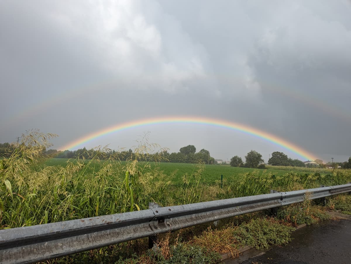 Dúha nad cestou počas presunu autom na dovolenke