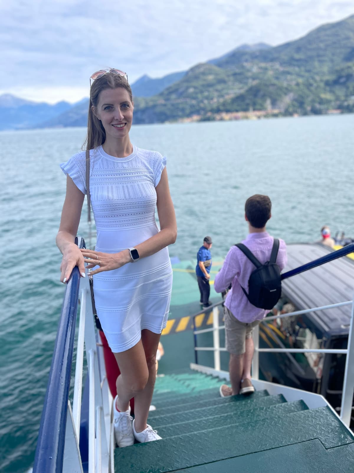 Zuzka na palube trajektu počas plavby po jazere